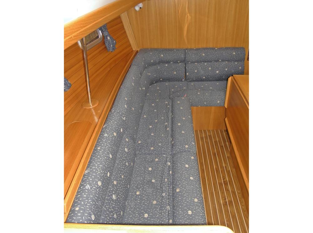 Saloon, Accommodation